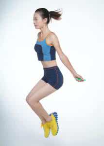 跳绳瘦腿 游泳跳绳谁最给力 六种瘦腿运动大PK