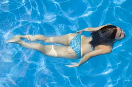 女友佳琪健身游泳 游泳技巧 学会这三个技巧开始游泳健身
