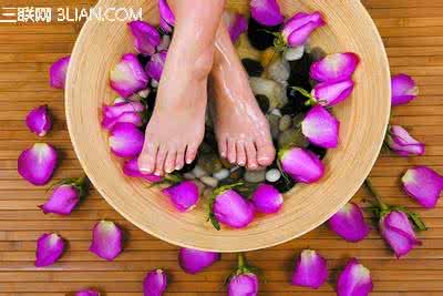 女人每天泡脚的好处 泡脚虽舒服，但这几类人千万别乱泡！