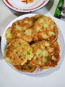 煎土豆饼的家常做法 红土豆 煎土豆饼的做法,煎土豆饼怎么做好吃,煎土豆饼的家常做法