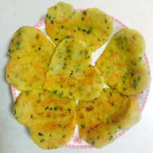 香甜土豆泥饼的做法 周末在家自制土豆泥饼，土豆泥饼糯而甜，简单美味！