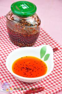 火烧石餐桌渗油后图片 夏日餐桌上的一瓶“万能油”——油泼辣子