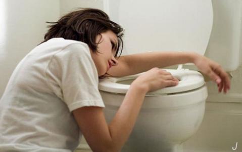 孕期抽烟一直到生下来 孕期抽烟一直到生下来 孩子生下来脸一大一小竟然是孕期经常这种睡姿导致