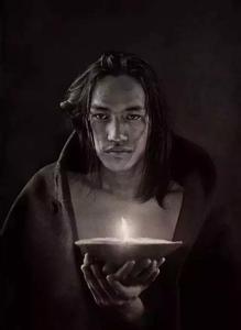 台北两日游 台北两公交车相撞 他是一位台北牧师,在33岁端起相机,不美颜不PS,荣获中国最火的人文摄影奖