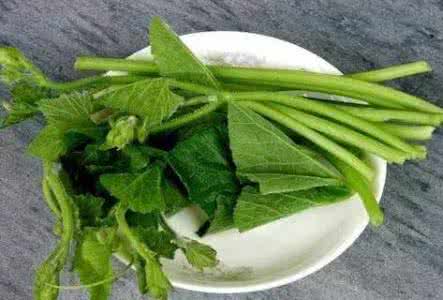 胆结石会引起胃痛吗 一种菜叶子，能治胃痛、降血压、去结石...你却丢掉了.