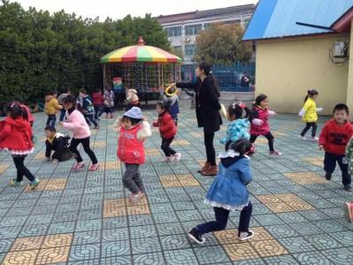 小班体育游戏下雨了 小班体育游戏《下雨了》