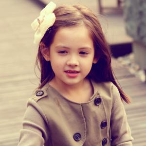 漂亮的小女孩毛衣 漂亮的小女孩!