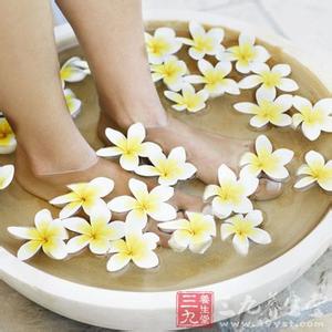 痛经泡脚 痛经怎么办 六大泡脚方帮你缓解痛经