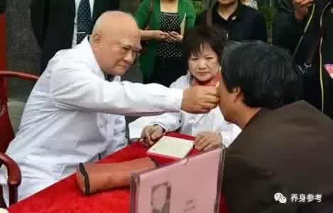 一杯药茶适合6亿人 一杯药茶喝了几十年，成功逆转三高！85岁国医大师的独家秘方！