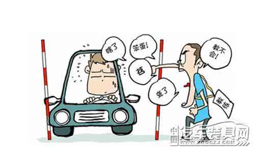 轮胎侧面蹭掉一块橡胶 路边停车不蹭轮胎,这技巧赶紧学起来!