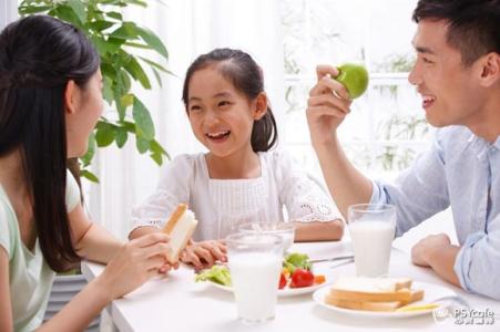 如何教会孩子懂礼貌 教会孩子懂礼貌(四):饭桌礼仪