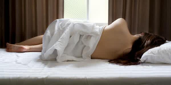 睡觉喜欢夹被子 为什么女人喜欢夹被子睡觉