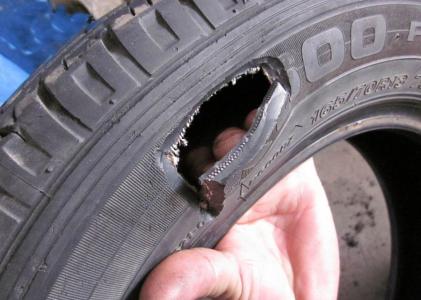 力挽狂澜 路遇爆胎怎么办?救命宝典教你力挽狂澜