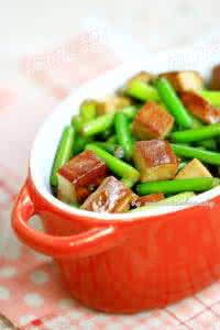 蒜苗炒熏肉 超级简单的混搭下饭菜【熏干蒜苗】