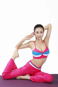 美女飞行员秀瑜伽 美女瑜伽 秀傲人双峰