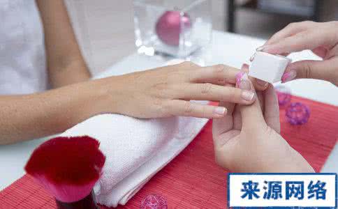 木地板划痕用指甲油 指甲油保养地板 指甲保养油怎么用