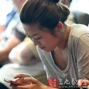 大学生沉迷手机 大学生迷上玩手机 四年近视竟增加了300度