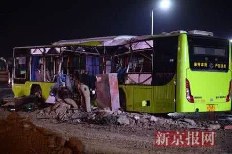 疯狂渣土车撞7车 北京大兴渣土车拦腰撞上公交2名乘客身亡|北京城事