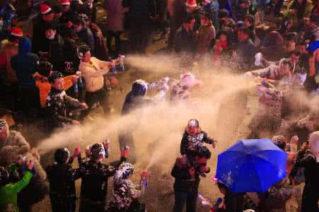 平安夜圣诞节狂欢夜 圣诞节 平安夜 狂欢夜 一场冬日冰雪狂欢即将开启 平安夜报名高坡滑雪去