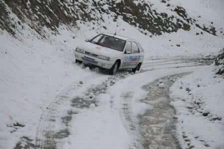 雪天行车注意事项 雪天开车是件技术活 专家解读雪天里行车养车技巧
