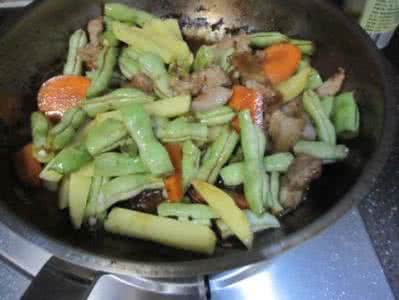 芸豆炖土豆 五花肉炖土豆 五花肉炖土豆芸豆胡萝卜