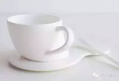 塑料杯子喝热水有害吗 纸质杯子喝热水有害吗 你经常用到的这种杯子,叫「纸质敞口斜直腹圈足杯」