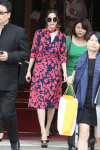 长袖连衣裙早秋气质搭 20款长袖连衣裙的早春最美穿搭法