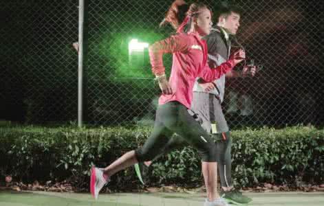 夜跑需要注意什么 夜跑要注意什么 怎样科学的夜跑