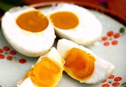 咸鸭蛋的腌制方法出油 怎样腌制咸鸭蛋出油 让咸鸭蛋出油的妙招
