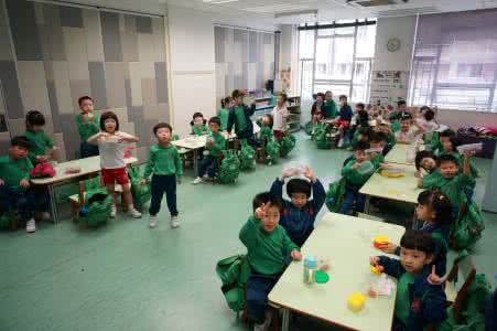 看完这个消息,我悄悄地翻出了所有幼稚园、小学、初高中、大学、研究森、博士森的同学录……