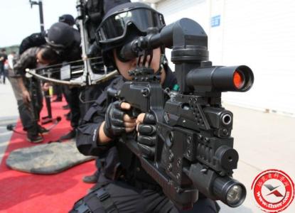 特警带枪抓到玩具虎 中国多地特警装备拐弯枪 多国警方希望购买