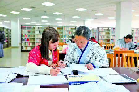 射在图书馆看书的萝莉 在图书馆除了看书,还能干什么?