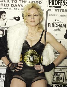 麦当娜前夫 &quot;踹掉&quot;麦当娜前夫、把蝙蝠侠收入囊中、40岁依然神颜霸屏，她就是塞隆女王！