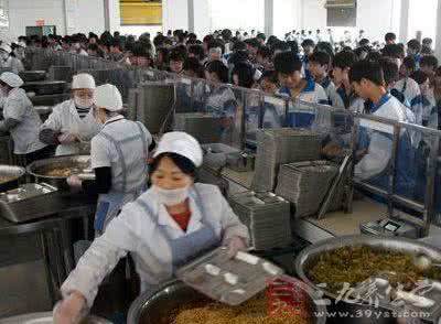 食药监关注食品安全 食品药监总局:严把中小学幼儿园食堂食品安全观