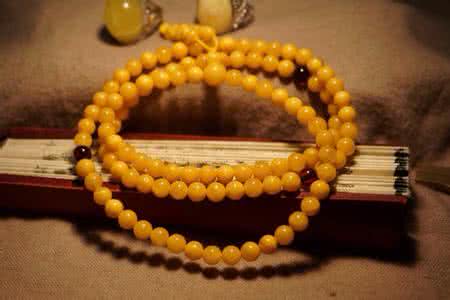 蜜蜡手串 蜜蜡手串怎么盘 想要蜜蜡手串高逼格，学会搭配很重要！