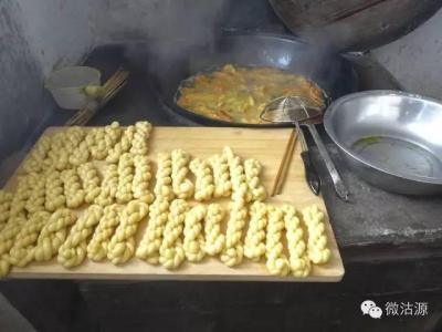 坝上草原农家院 坝上农家炸麻花全过程