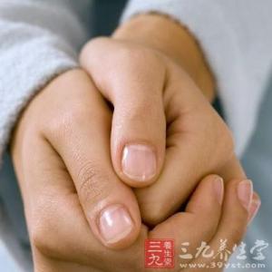 小孩啃指甲是怎么回事 小孩啃指甲怎么办 阻止得当防肠炎