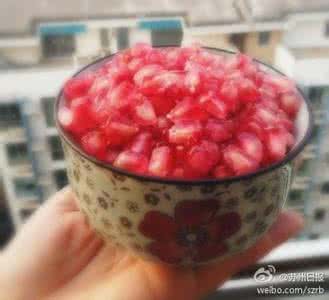 巧剥石榴 巧剥石榴只需3步，轻松获得红玛瑙般的石榴籽