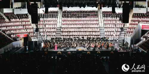 美国波士顿大学 美国波士顿大学体育馆千人上演《黄河大合唱》(组图)