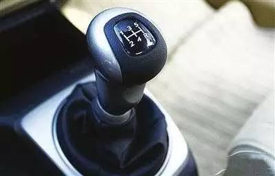 手动档不熄火的停车 手动档不熄火的技巧