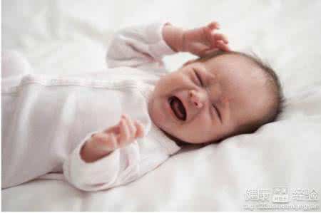 宝宝踢被子有什么妙招 宝宝踢被子有什么妙招 这么做就不怕宝宝再踢被子了