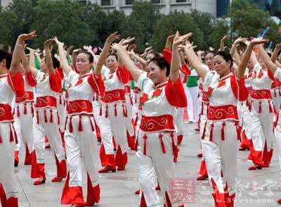 美久广场舞小苹果视频 小苹果广场舞视频 美久流行广场舞