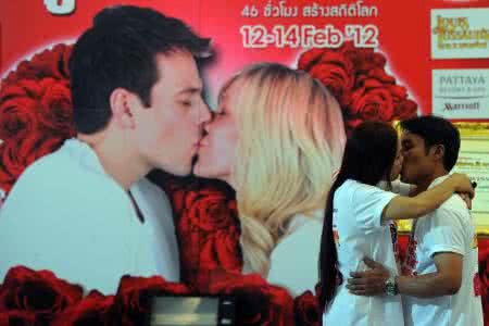 泰国马拉松 接吻时间吉尼斯记录 泰国情侣“马拉松”式的接吻