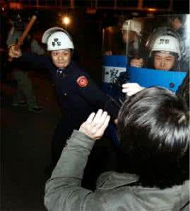 台湾反服贸 台湾反服贸：警察为什么会打人？