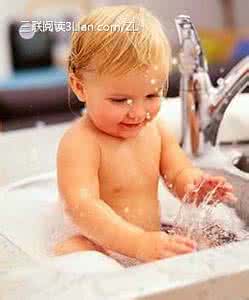 怎样给两个月宝宝洗澡 怎样让宝宝冬天洗澡不再冷