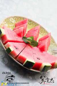 西瓜果盘切法图解 西瓜果盘切法图解 西瓜果盘的优雅切法