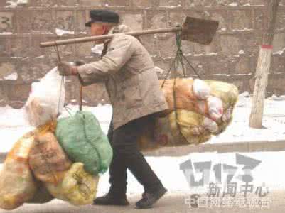 古董瓷器收藏价值 捡破烂的老头 捡破烂的老头居然收藏着价值上千万的古董翡翠!