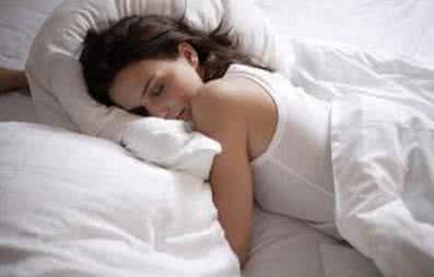 夏天晚上睡觉开窗好吗 夏天晚上睡觉开窗好吗 产妇夏天睡觉能开窗吗?