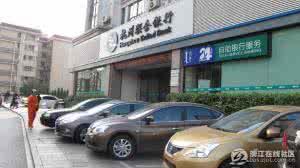 路边停车位收费合法吗 银行门口停车位合法吗？