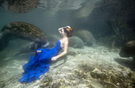 美女鲨鱼共舞图片 湖边美女内衣掉水里，结果引来鲨鱼...？
